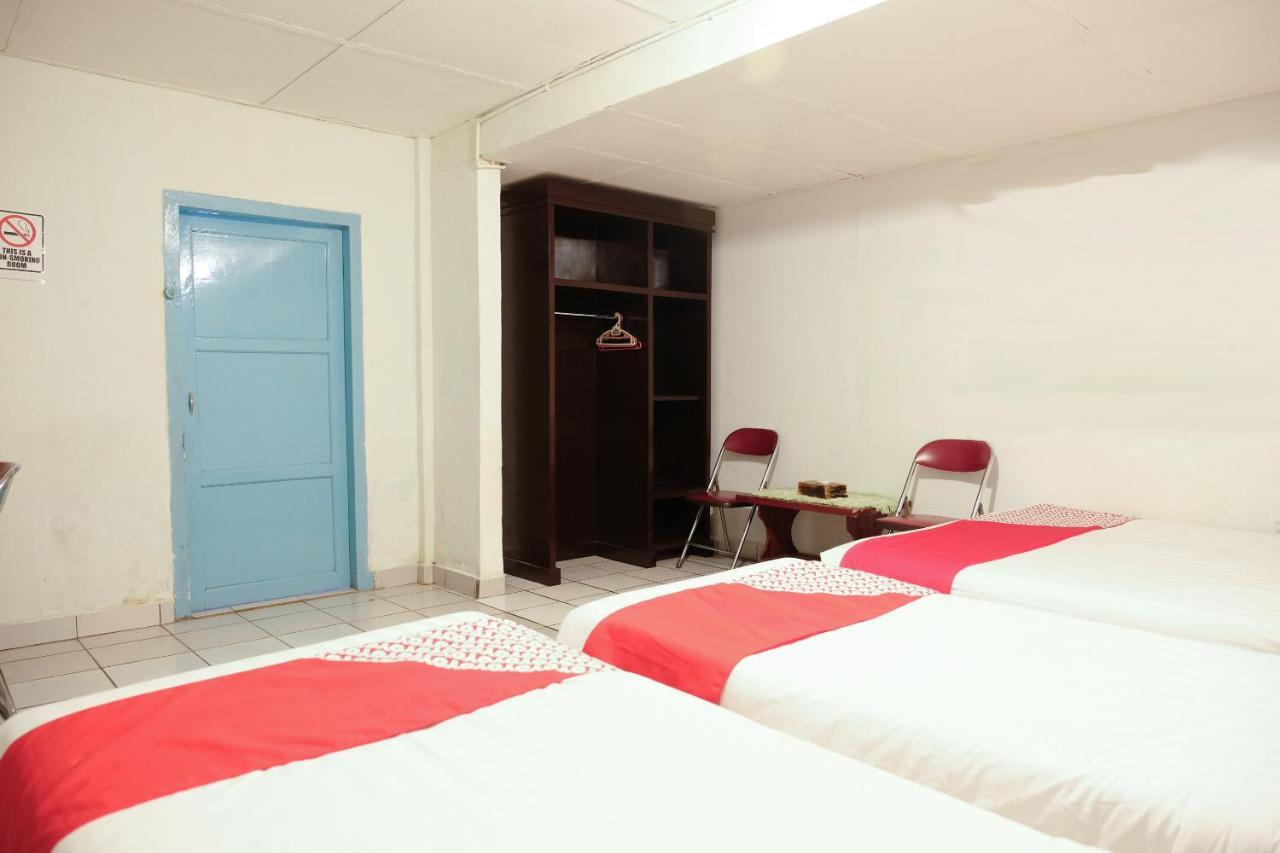 Oyo 2025 Wisma Musdalifa Palembang Buitenkant foto