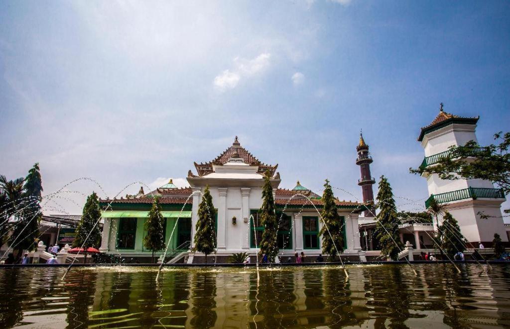 Oyo 2025 Wisma Musdalifa Palembang Buitenkant foto